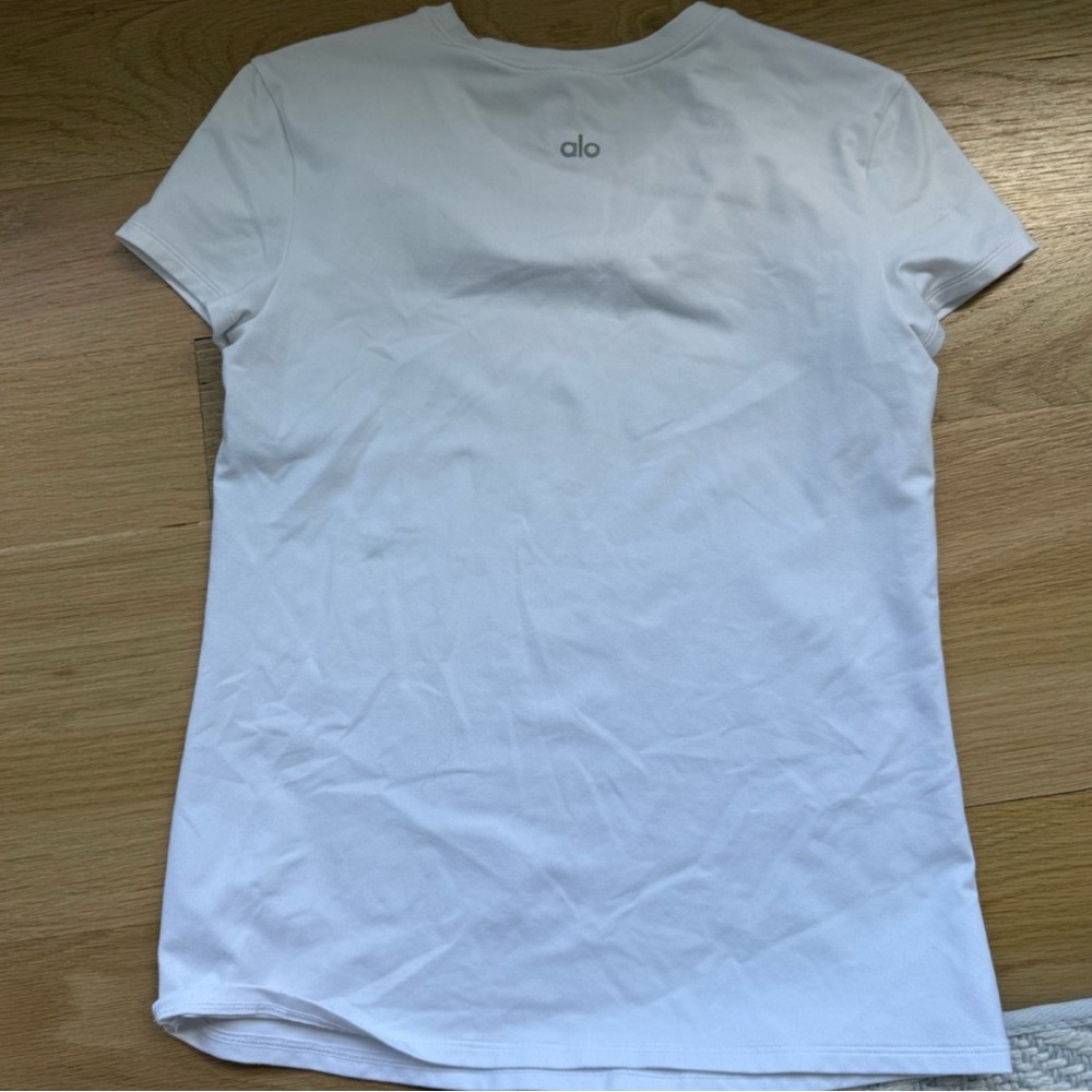 ALO Yoga White Fitted Cap Sleeve Tee - Picture 2 of 2